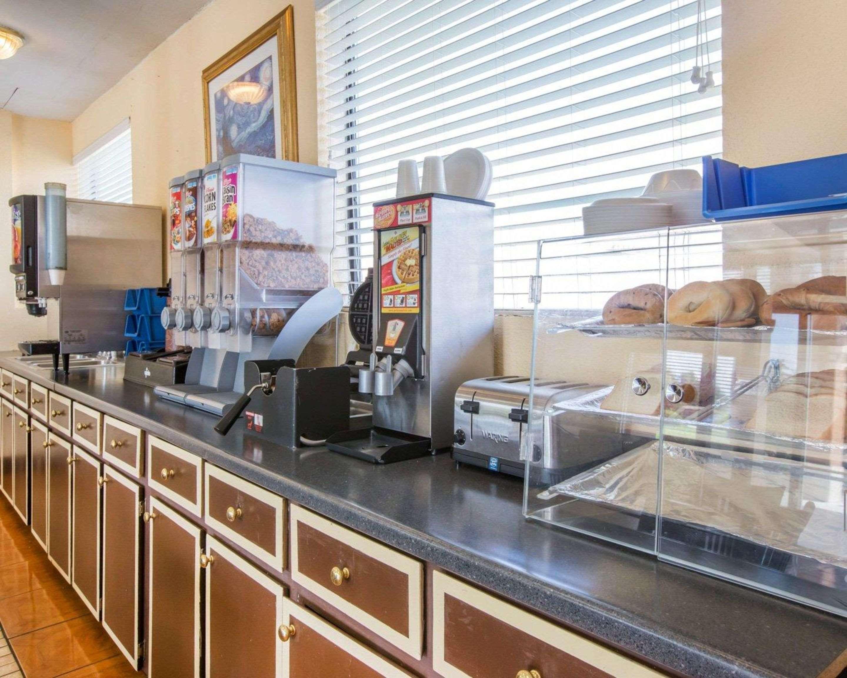 Econo Lodge Inn & Suites Μαίηκον Εξωτερικό φωτογραφία