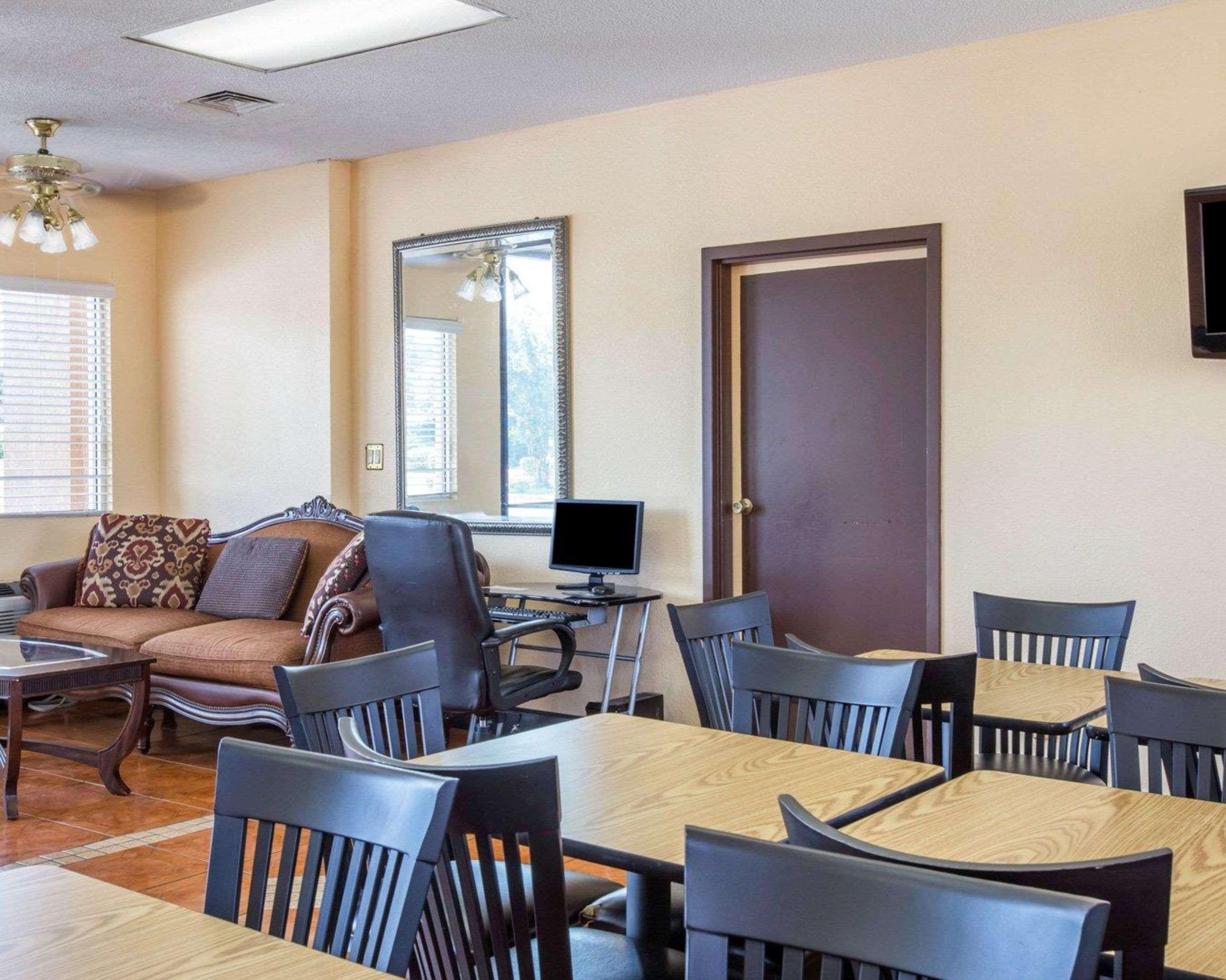 Econo Lodge Inn & Suites Μαίηκον Εξωτερικό φωτογραφία