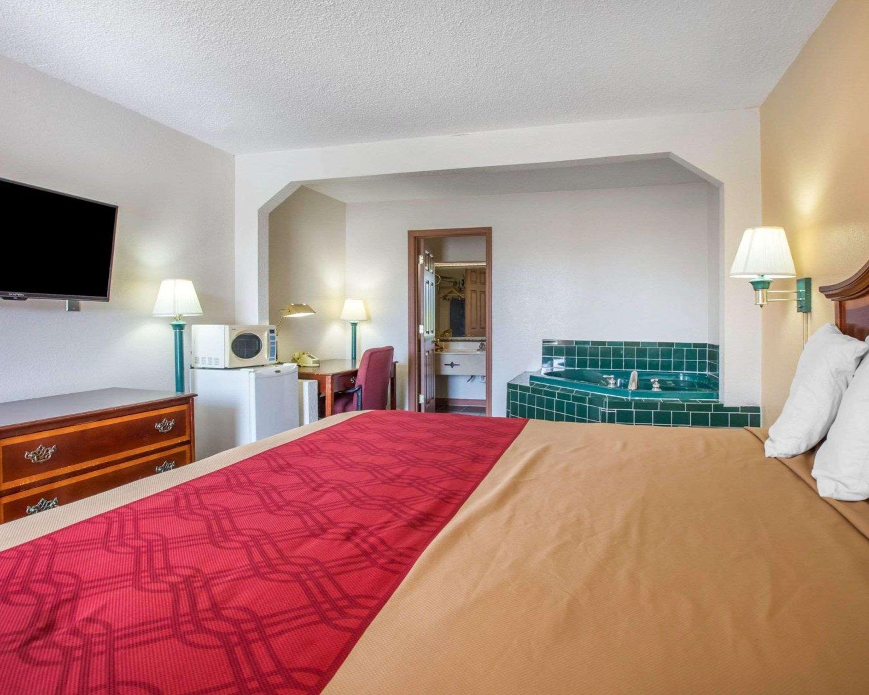 Econo Lodge Inn & Suites Μαίηκον Εξωτερικό φωτογραφία